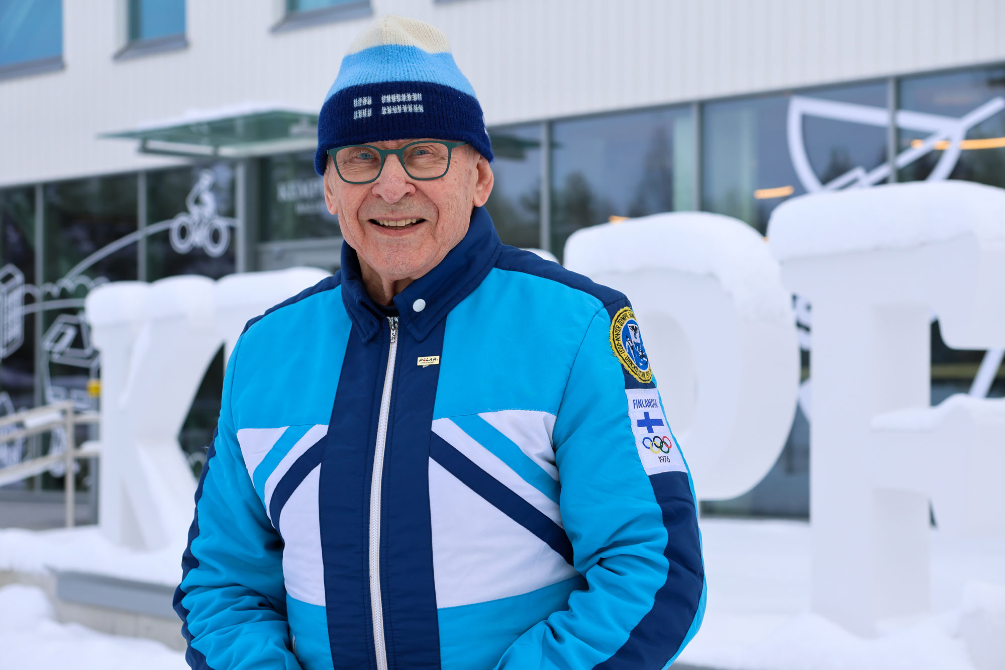 Pertti Sankilampi hymyilemässä kameralle talvisessa maisemassa, päällään Örnsköldsvikin kisa-asu.